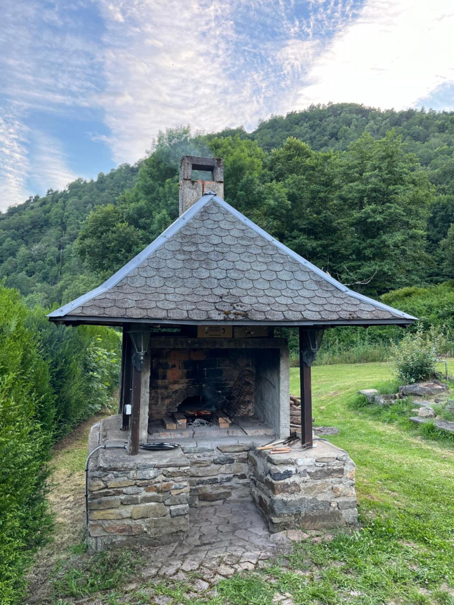 Gite-Auberge Du Pont De Lanau Neuveglise Luaran gambar